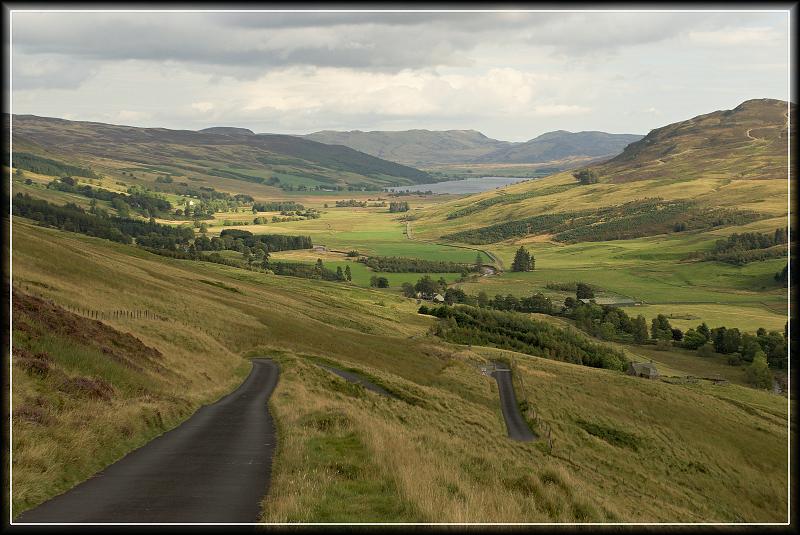 De weg naar Kenmore.jpg - De weg naar Kenmore, met in de verte Loch Tummel